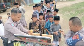 Ipda Irfan membagikan Es krim gratis kepada santri di Dayah Raudhatul Huda