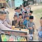Ipda Irfan membagikan Es krim gratis kepada santri di Dayah Raudhatul Huda