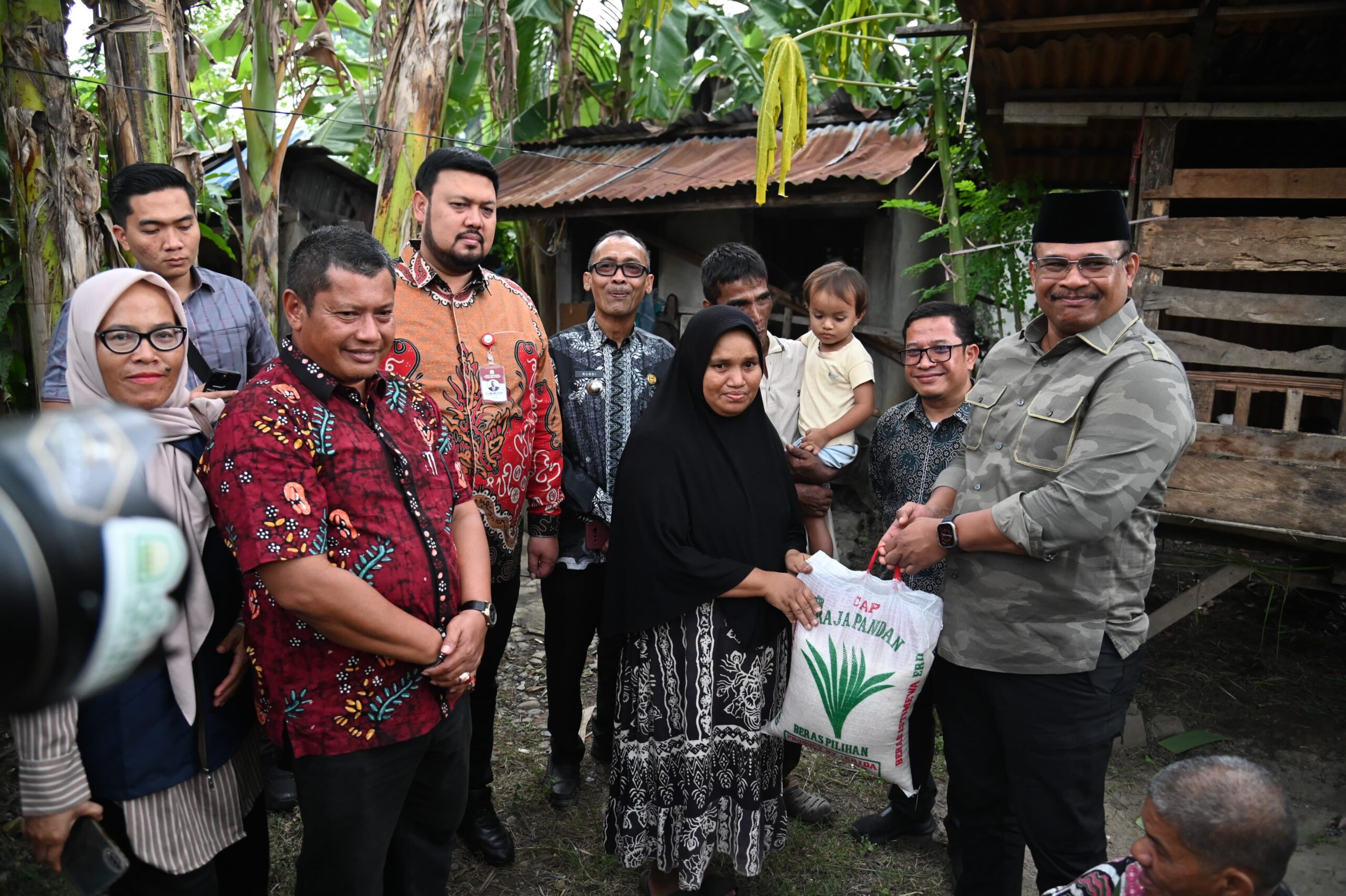 Plt Sekda Aceh Besar Bahrul Jamil, S.Sos, M.Si mendampingi Pj Gubernur Aceh Dr. H. Safrizal ZA, M.Si menyerahkan bantuan sembako kepada keluarga Salahuddin seusai tinjau rumah tak layak huni di Gampong  Gue, Kecamatan Kuta Baro, Aceh Besar, Kamis (23/01/2025).
