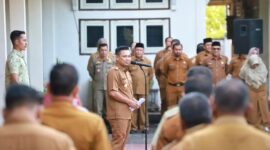 Wakil Bupati Pidie Alzaizi Pimpin Apel Pagi, Ingatkan ASN utamakan kedisiplinan  dan semangat bekerja. poto IST Humas Pidie, Senin 24/02/2025.