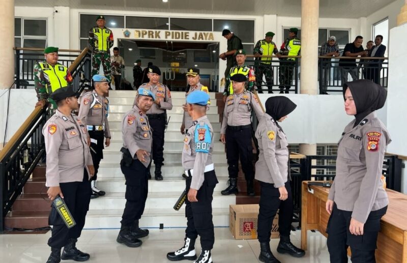 Polres Pidie Jaya mengerahkan 507 personel gabungan untuk mengamankan prosesi pelantikan dan serah terima jabatan Bupati dan Wakil Bupati Pidie Jaya periode 2025-2030 yang berlangsung di Gedung DPRK Pidie Jaya, Gampong Manyang Cut, Kecamatan Meureudu, Selasa (18/02/2025).