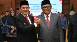 Wakil Gubernur Aceh, Fadhlullah, SE, saat menyerahkan Surat Keputusan (SK) penunjukan Drs. Alhudri, MM, sebagai Pelaksana Tugas (Plt) Sekretaris Daerah Aceh, di Gedung Serbaguna Setda Aceh, Banda Aceh,.