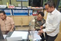Ketua DPK-IKAPTK, Drs Zulhadisyah S MSP, (tengah) saat melaporkan akun tiktok di Polres Langsa 