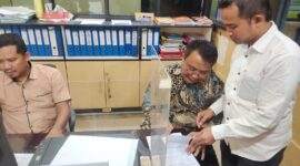 Ketua DPK-IKAPTK, Drs Zulhadisyah S MSP, (tengah) saat melaporkan akun tiktok di Polres Langsa 
