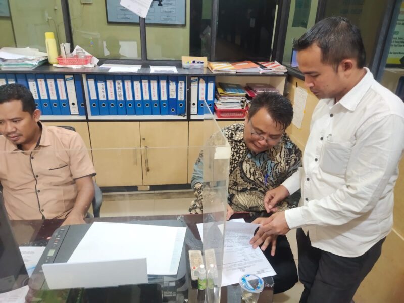 Ketua DPK-IKAPTK, Drs Zulhadisyah S MSP, (tengah) saat melaporkan akun tiktok di Polres Langsa 