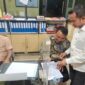 Ketua DPK-IKAPTK, Drs Zulhadisyah S MSP, (tengah) saat melaporkan akun tiktok di Polres Langsa 