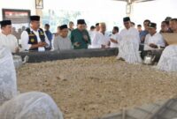 Pj. Gubernur Aceh, Dr. H. Safrizal ZA. M. Si, bersama Ketua DPRA, Zulfadhli, Plt. Sekda Aceh, Drs. Muhammad Diwarsyah, M.Si, Pj. Bupati Bireuen, Jalaluddin, S.H ,MM, dan Pj. Walikota Banda Aceh, Almuniza Kamal, S.STP, M.Si, saat melakukan ziarah ke makam Makam Habib Bugak Al-Asyi yang merupakan situs sejarah di Gampong Pante Peusangan, Kec. Jangka, Kab. Bireuen, Jum'at, (7/2/2025).