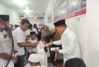 Ketua DPC Partai Gerindra Kota Langsa Irwanto saat memberikan santunan anak yatim 