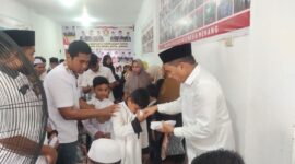 Ketua DPC Partai Gerindra Kota Langsa Irwanto saat memberikan santunan anak yatim 