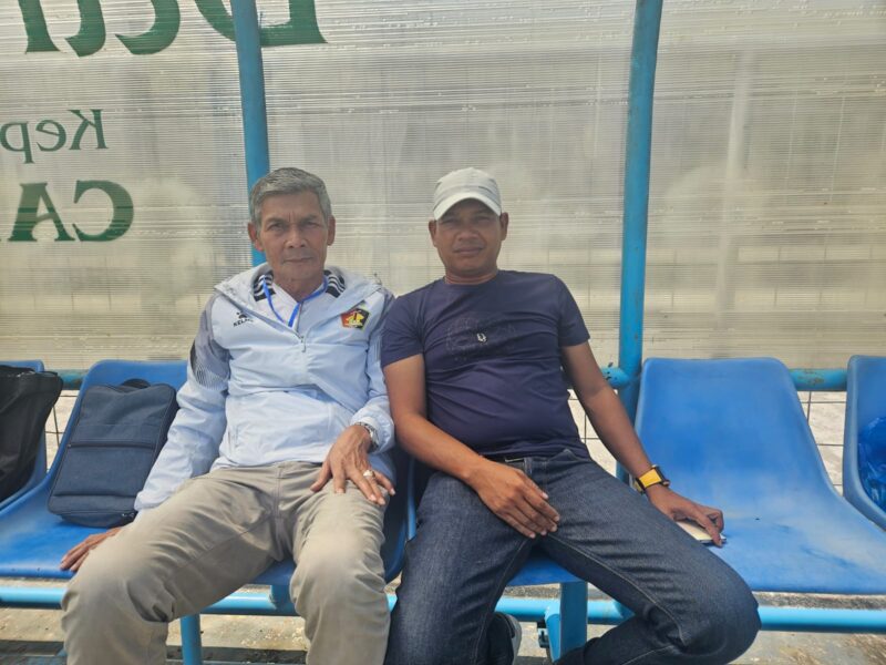 Manager PSBL Fahrul Ridwan (kanan) bersama pemain Legend Persiraja Ridwan Salam.