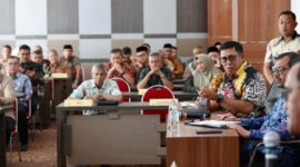 Plt Sekda Aceh, Drs. Alhudri, M.M. Saat menggelar rapat perdana dengan Para Asisten Sekda, Staf Ahli Gubernur, serta Kepala SKPA/Biro jajaran Pemerintah Aceh, di Ruang Rapat P3K Setda Aceh, Kamis, (20/2/2025).