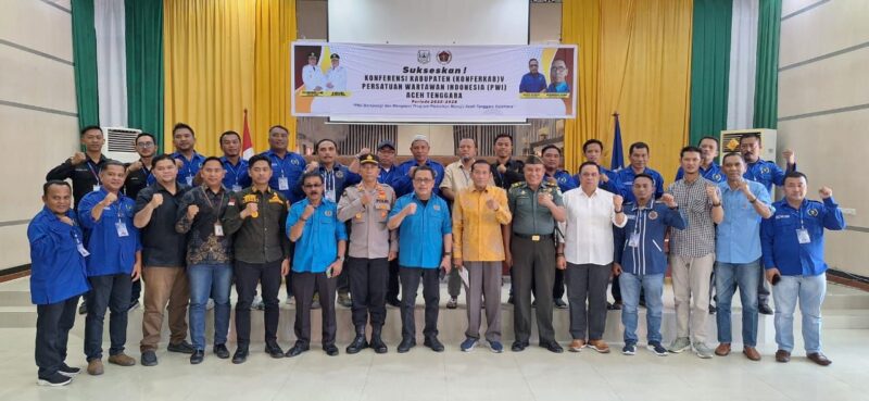 Forkopimda Aceh Tenggara foto bersama dengan Pengurus PWI Aceh, Pengurus PWI Aceh Tenggara periode 2022-2025, anggota, dan Panitia Pelaksana Konferkab V di Oproom Setdakab Aceh Tenggara, Sabtu, 22 Februari 2025. (Dok PWI Aceh/Abdul Hadi)