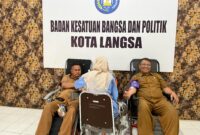 Kepala Badan Kesbangpol Langsa Drs Zulhadisyah S MSP. (kanan) saat donor darah 