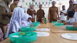 Kadis Dikbud Kota Langsa, Dra Suhartini, S.Pd, M.Pd., saat memantau proses pemberian Makanan Bergizi Gratis di SD Negeri 11 Langsa 