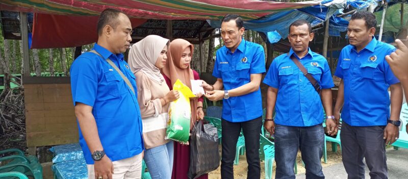 Ketua PWI Kota Langsa Putra Zulfirman menyerahkan santunan kepada keluarga Almarhum mantan wartawan 