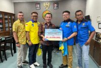 Ketua Umum PSBL H.Hasan Basri SH MH bersama Ketua 2 PSBL Saifullah SE dan Sekum PSBL Ray Iskandar saat menerima bantuan dana dari PTPN IV Regional VI