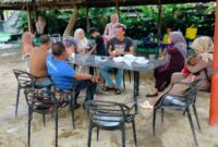 Ketua PWI Langsa Putra Zulfirman (baju hitam) saat kegiatan Family Gathering bersama pengurus dan IKWI Langsa