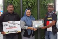 Ketua PPM Kota Langsa Yoesdinoer didampingi Ketua Forum Peduli Rakyat Miskin (FPRM) Nasruddin melalui relawan KSATRIA Cabang Langsa Novika Fazriati