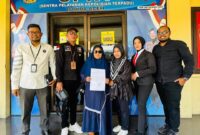 Korban Obat ‘ekspired’ atau kadaluwarsa di depan Ruangan Sentra Pelayanan Kepolisian Terpadu (SPKT) Polda Aceh (31/1). Dok/ Humas YARA/ ALN32.