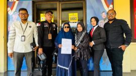Korban Obat ‘ekspired’ atau kadaluwarsa di depan Ruangan Sentra Pelayanan Kepolisian Terpadu (SPKT) Polda Aceh (31/1). Dok/ Humas YARA/ ALN32.