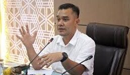 Pimpinan DPRK Aceh Besar menyampaikan pentingnya penyelesaian
yang bijak terkait pemberhentian Sekretaris Daerah (Sekda) Drs. Sulaimi, M.Si., pada 20
Desember 2024, dan pelantikannya sebagai Staf Ahli Pemerintahan, Hukum, dan Politik
pada 17 Januari 2025. 
