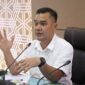 Pimpinan DPRK Aceh Besar menyampaikan pentingnya penyelesaian
yang bijak terkait pemberhentian Sekretaris Daerah (Sekda) Drs. Sulaimi, M.Si., pada 20
Desember 2024, dan pelantikannya sebagai Staf Ahli Pemerintahan, Hukum, dan Politik
pada 17 Januari 2025. 
