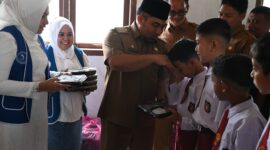 Pj Bupati Aceh Besar Muhammad Iswanto, S.STP, MM membagikan Makanan Bergizi Gratis (MBG) di SDN Mon Singet, Gampong Kajhu, Kecamatan Baitussalam, Aceh Besar, Senin (10/02/2025).