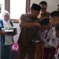 Pj Bupati Aceh Besar Muhammad Iswanto, S.STP, MM membagikan Makanan Bergizi Gratis (MBG) di SDN Mon Singet, Gampong Kajhu, Kecamatan Baitussalam, Aceh Besar, Senin (10/02/2025).