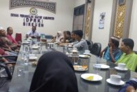 Ketua DPRK Bireuen menerima kedatangan massal pedangang kios selama ini tempati lahan rel KAI .