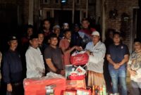 Plt Sekda Aceh Besar, Bahrul Jamil SSos, MSi, menyerahkan bantuan masa panik kepada Yukhaidir (38) warga Gampong Lamtamot Kecamatan Lembah Seulawah yang tertimpa musibah kebakaran pada Kamis (13/3/2025) malam. FOTO/MC ACEH BESAR