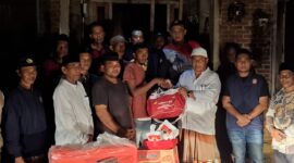 Plt Sekda Aceh Besar, Bahrul Jamil SSos, MSi, menyerahkan bantuan masa panik kepada Yukhaidir (38) warga Gampong Lamtamot Kecamatan Lembah Seulawah yang tertimpa musibah kebakaran pada Kamis (13/3/2025) malam. FOTO/MC ACEH BESAR