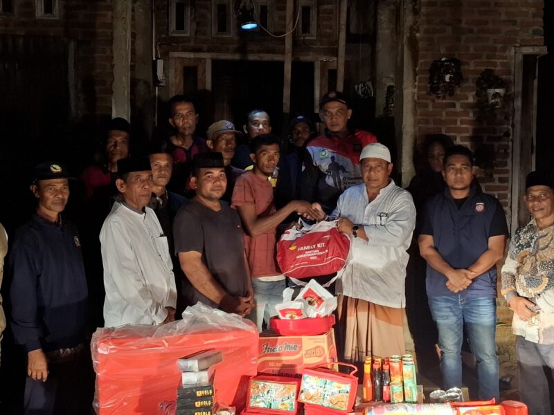 Plt Sekda Aceh Besar, Bahrul Jamil SSos, MSi, menyerahkan bantuan masa panik kepada Yukhaidir (38) warga Gampong Lamtamot Kecamatan Lembah Seulawah yang tertimpa musibah kebakaran pada Kamis (13/3/2025) malam. FOTO/MC ACEH BESAR