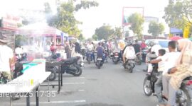 Sejumlah pengendara roda dua-empat rela berjibaku di sepanjang jalan gampong lamdingin menuju Syiahkula memburu tajir berbuka puasa Hari ketiga di bulan Ramadhan di Gampong Lamdingin. Kuta Alam, Kota Banda Aceh, Minggu (02/03/25).