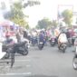 Sejumlah pengendara roda dua-empat rela berjibaku di sepanjang jalan gampong lamdingin menuju Syiahkula memburu tajir berbuka puasa Hari ketiga di bulan Ramadhan di Gampong Lamdingin. Kuta Alam, Kota Banda Aceh, Minggu (02/03/25).