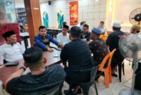 Ketua PWI Langsa Putra Zulfirman (kanan) bersama pengurus PWI Langsa ngopi bareng dengan Wali Kota Langsa Jeffry Sentana S Putra (baju biru) di Liqa Cafe Langsa, Sabtu (15/3/25)