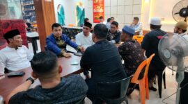 Ketua PWI Langsa Putra Zulfirman (kanan) bersama pengurus PWI Langsa ngopi bareng dengan Wali Kota Langsa Jeffry Sentana S Putra (baju biru) di Liqa Cafe Langsa, Sabtu (15/3/25)