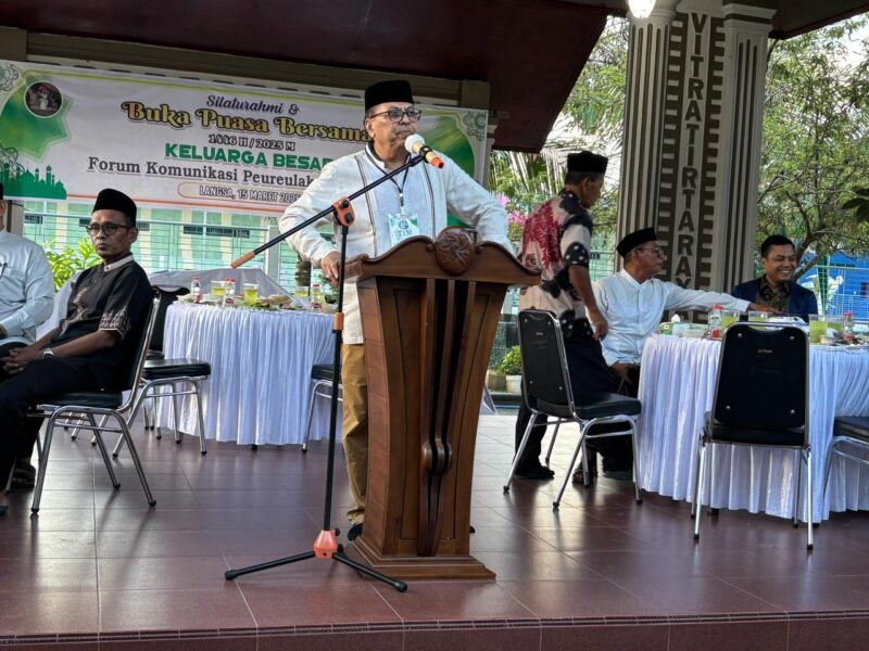 Sekjen FK.P70 H.Hasan Basri SH MH, saat menyampaikan sambutan di acara buka puasa bersama di halaman kolam renang Virta Tirta Raya.