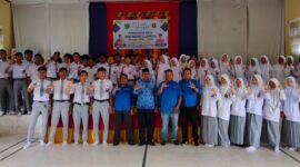Tim PWI Langsa foto bersama Kepala Sekolah dan murid SMK Neg 5 usai kegiatan literasi digital.