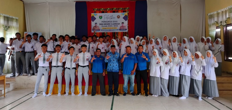 Tim PWI Langsa foto bersama Kepala Sekolah dan murid SMK Neg 5 usai kegiatan literasi digital.