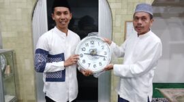 Ketua DPD KNPI Langsa Dr.Riski Maulana saat memberikan cinderamata kepada pengurus Masjid Syuhada PTPN IV Regional VI 