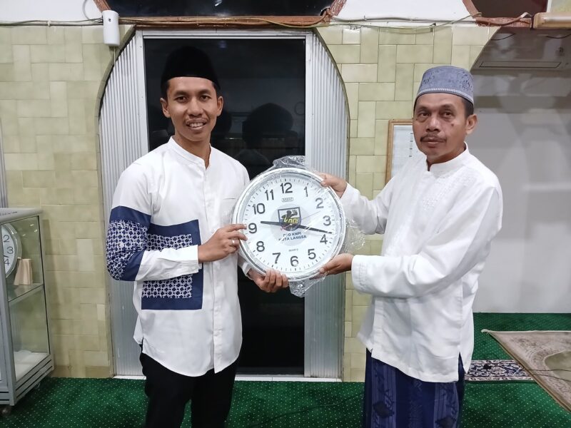 Ketua DPD KNPI Langsa Dr.Riski Maulana saat memberikan cinderamata kepada pengurus Masjid Syuhada PTPN IV Regional VI