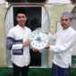 Ketua DPD KNPI Langsa Dr.Riski Maulana saat memberikan cinderamata kepada pengurus Masjid Syuhada PTPN IV Regional VI 