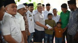 Bupati Aceh Utara Ismail A Jalil SE saat memberikan santunan kepada anak korban 
