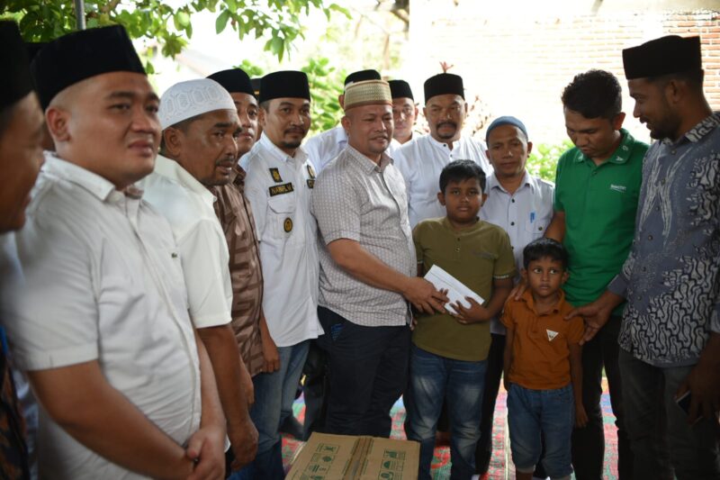 Bupati Aceh Utara Ismail A Jalil SE saat memberikan santunan kepada anak korban 