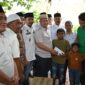 Bupati Aceh Utara Ismail A Jalil SE saat memberikan santunan kepada anak korban 