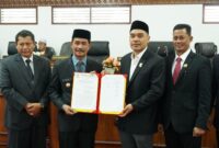 Wakil Bupati Aceh Besar, Drs H Syukri tandatangani berita acara pada Sidang Paripurna di Gedung DPRK Aceh Besar, Senin (24/3/2025).