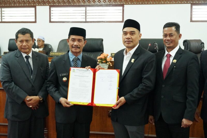 Wakil Bupati Aceh Besar, Drs H Syukri tandatangani berita acara pada Sidang Paripurna di Gedung DPRK Aceh Besar, Senin (24/3/2025).