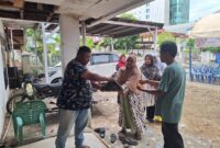 Kepala Dusun Sakura, Fauzan Insura, SE, menyerahkan paket sembako kepada Pakir Miskin dan Anak Yatim Warga Gampong Keuramat  Secara Simbolis. Rabu 26/03/2025. poto IST Aulia.
