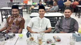 Tokoh masyarakat kota Langsa Erian Daniyala SAP (kiri), Ketua DPD KNPI kota Langsa Dr.Riski Maulana (tengah), Kadis PUPR Kota Langsa Muharram ST.