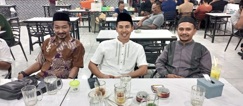 Tokoh masyarakat kota Langsa Erian Daniyala SAP (kiri), Ketua DPD KNPI kota Langsa Dr.Riski Maulana (tengah), Kadis PUPR Kota Langsa Muharram ST.